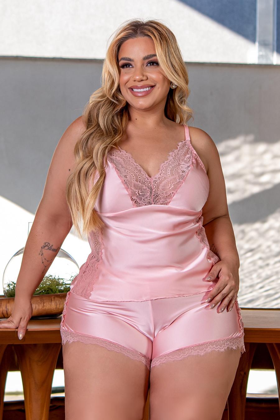 BABYDOLL PLUS SIZE DE CETIM COM RECORTES EM RENDA