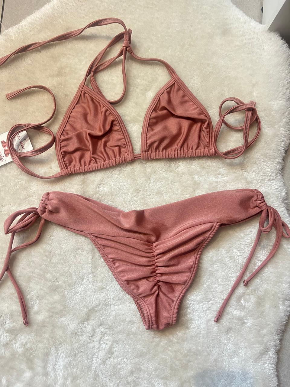 BIQUINI CORTININHA COM CALCINHA EMPINA BUMBUM DE AMARRAR - HER E DRYKA - ROSE