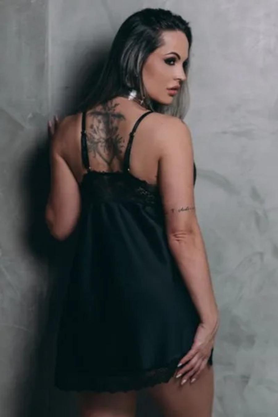 CAMISOLA EM CETIM COM FENDA NA LATERAL EM RENDA PRETO