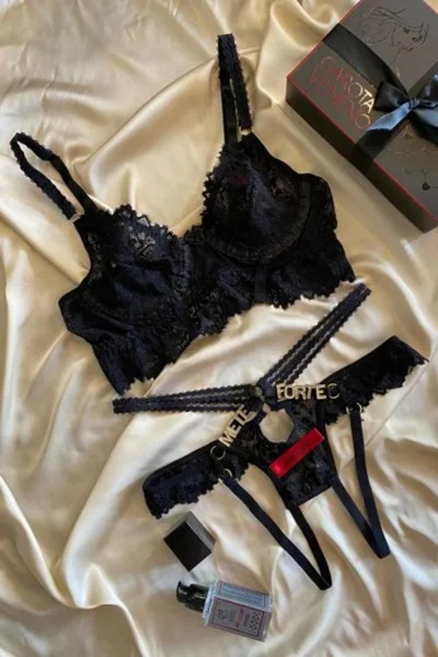 CONJUNTO CROPPED SEM BOJO E CALCINHA SEXY COM FRASE "METE FORTE"