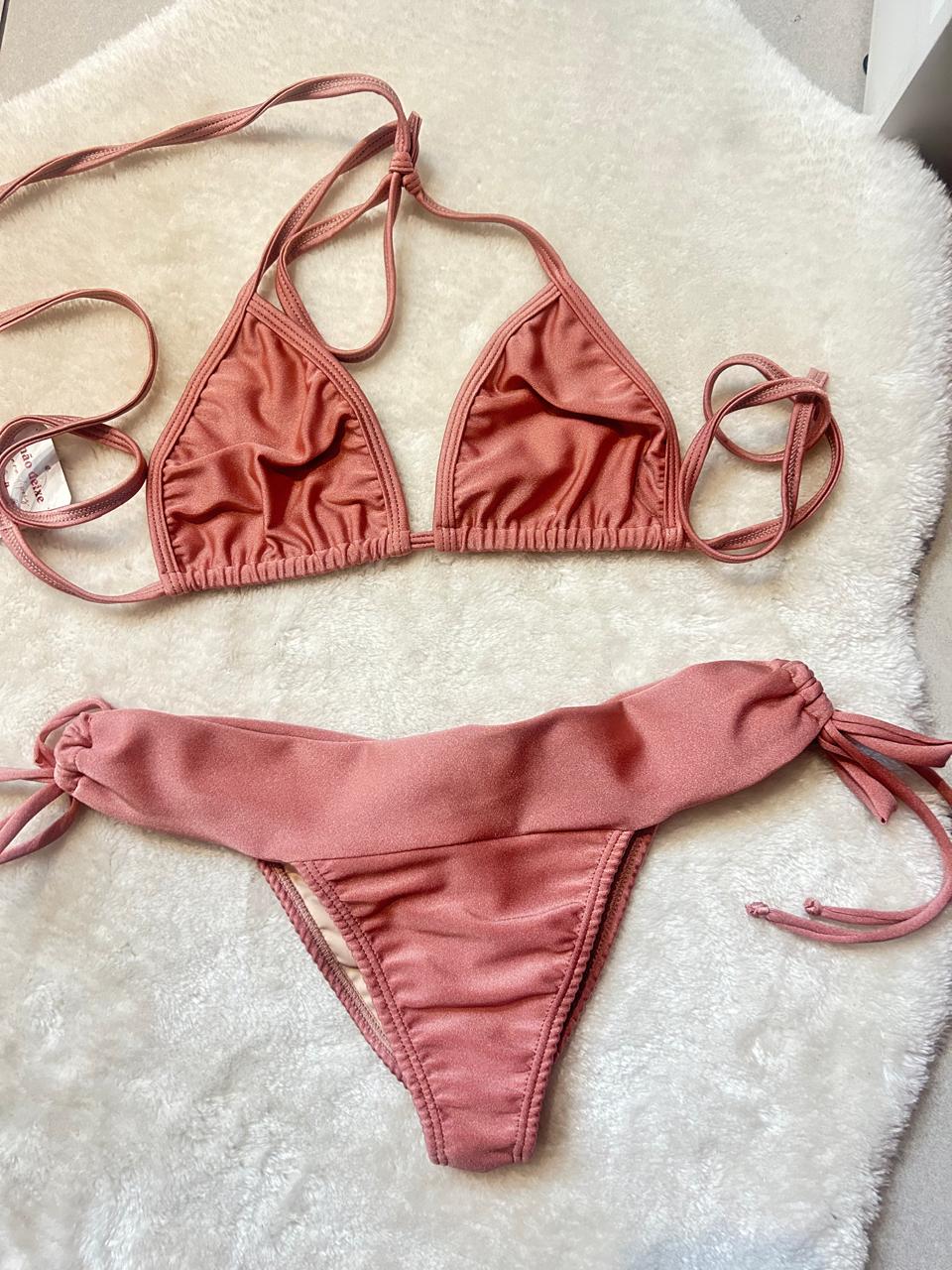 BIQUINI CORTININHA COM CALCINHA EMPINA BUMBUM DE AMARRAR - HER E DRYKA - ROSE
