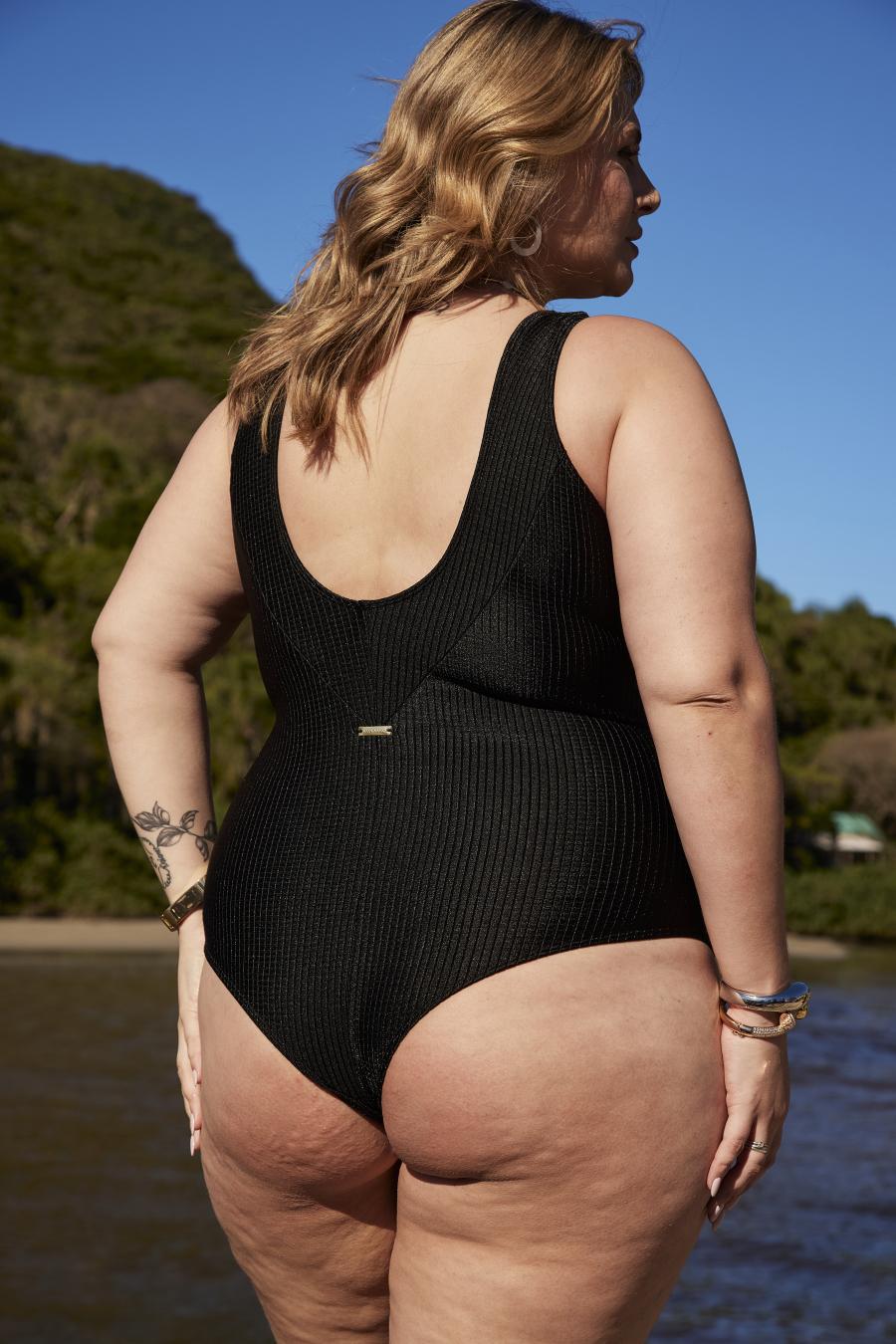 MAIÔ PLUS SIZE COM DETALHES NA LATERAL - BOCA A BOCA - PRETO