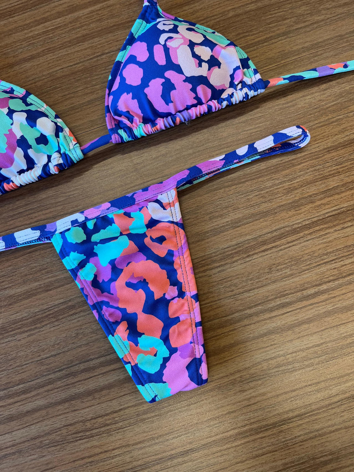 BIQUINI FITA FRENTE MENOR - LOLLA BRASIL - ONÇA CARNAVALESCA