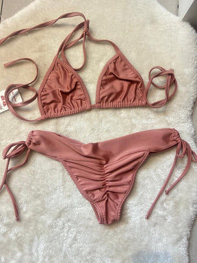 BIQUINI CORTININHA COM CALCINHA EMPINA BUMBUM DE AMARRAR - HER E DRYKA - ROSE
