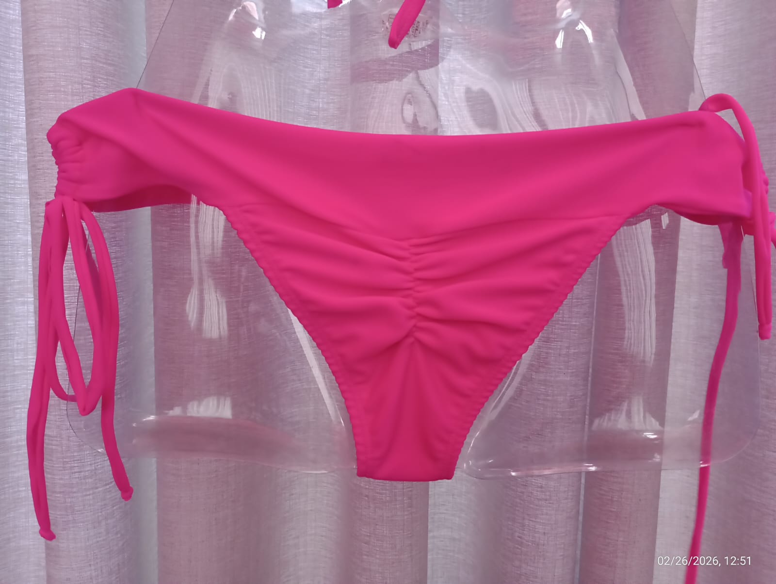 BIQUINI CORTININHA COM CALCINHA EMPINA BUMBUM DE AMARRAR - HER E DRYKA - ROSA NEON