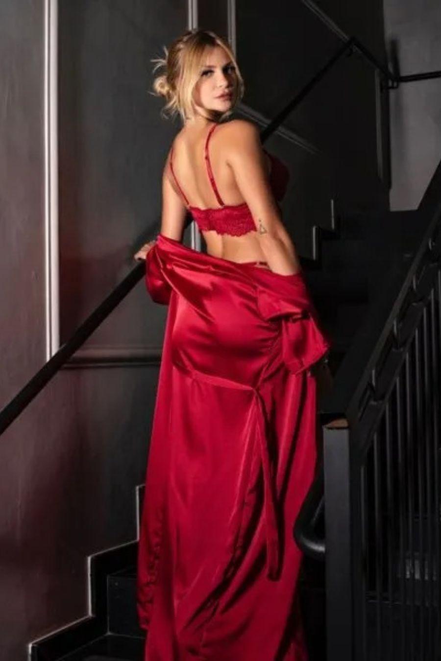 ROBE LONGO EM CETIM SOFITICADO