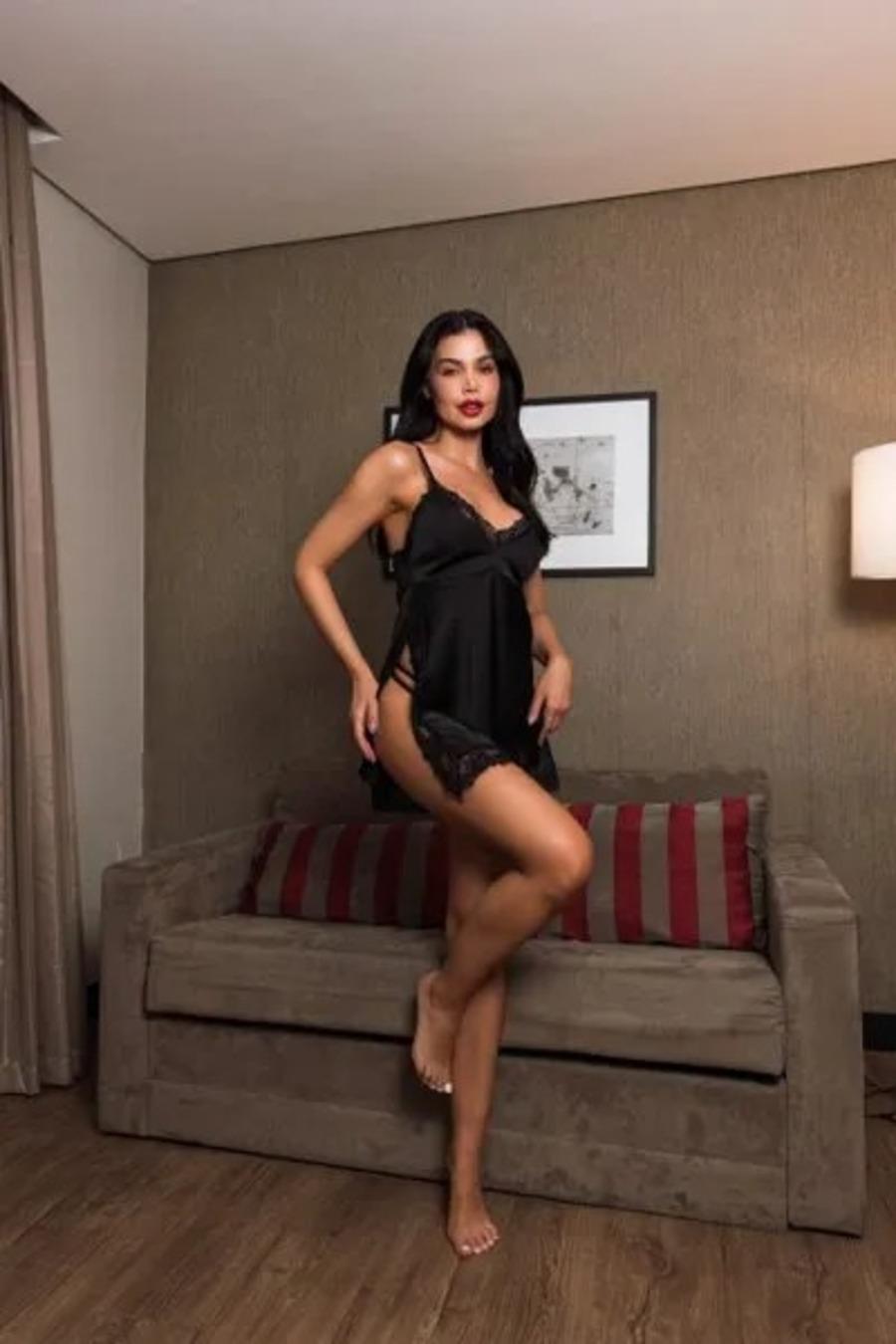 CAMISOLA EM CETIM COM FENDA NA LATERAL EM RENDA PRETO