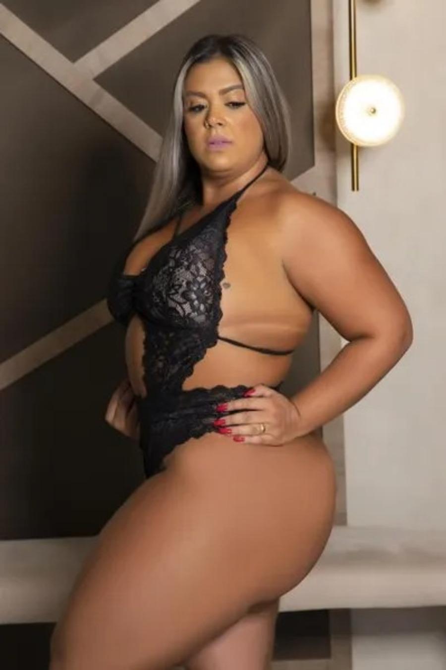 FANTASIA EROTICA PLUS SIZE MASSAGISTA KIM BODY SEXY COM PEROLAS ESTILO CALCINHA TAILANDESA