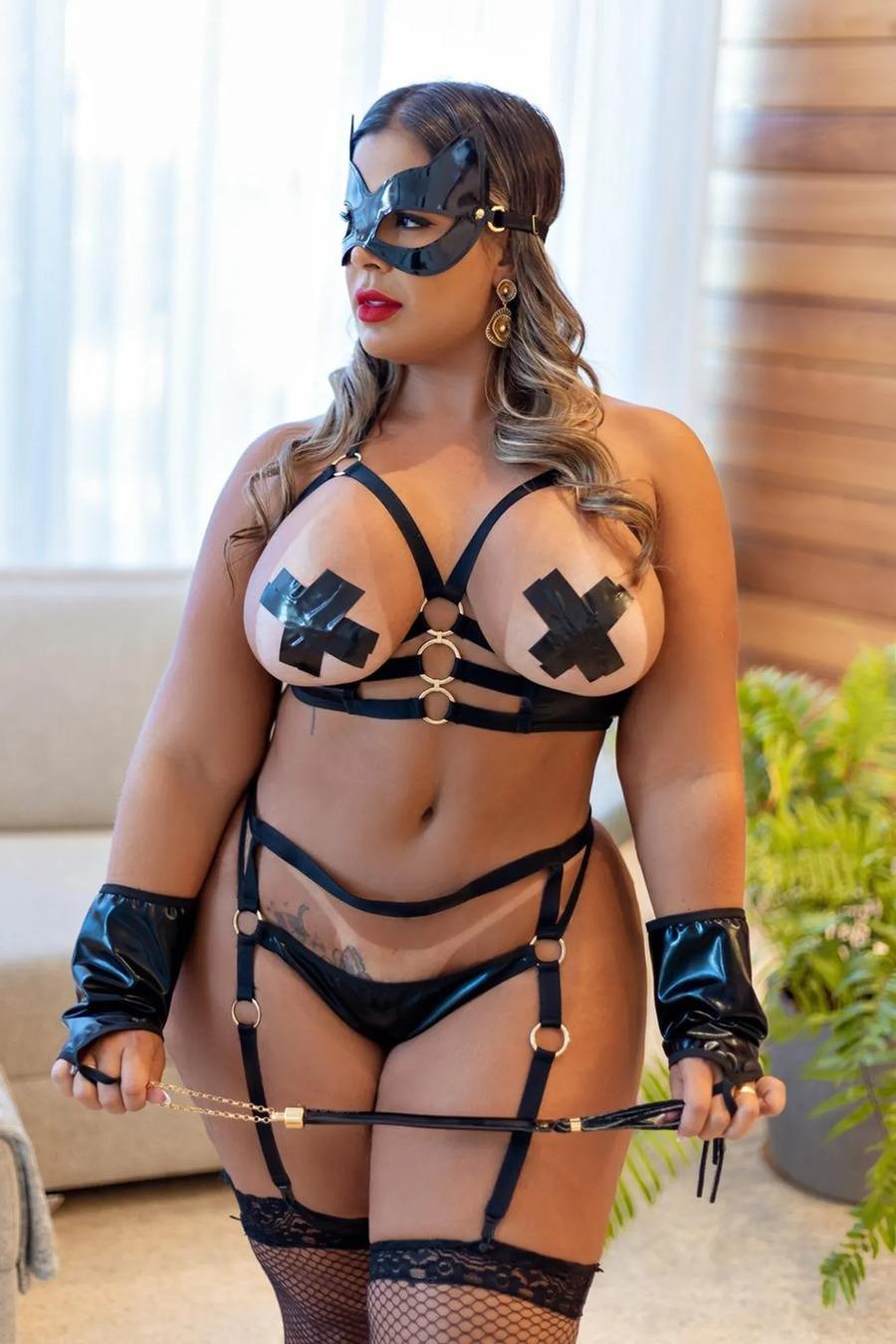 FANTASIA ERÓTICA STRIPPER SEDUTORA EM VINIL PLUS SIZE ACOMPANHA LUVAS