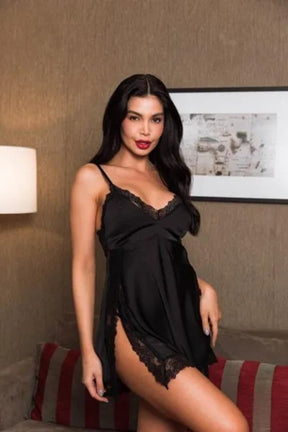 CAMISOLA EM CETIM COM FENDA NA LATERAL EM RENDA PRETO