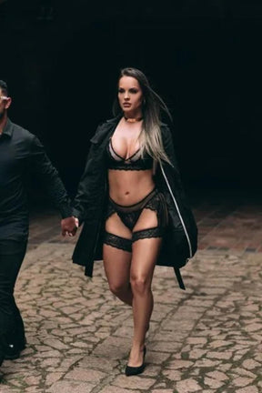 CROPPED SEM BOJO FEITO EM ARRASTÃO E RENDA POSSUI CALCINHA COM CINTA LIGA