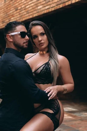 CROPPED SEM BOJO FEITO EM ARRASTÃO E RENDA POSSUI CALCINHA COM CINTA LIGA